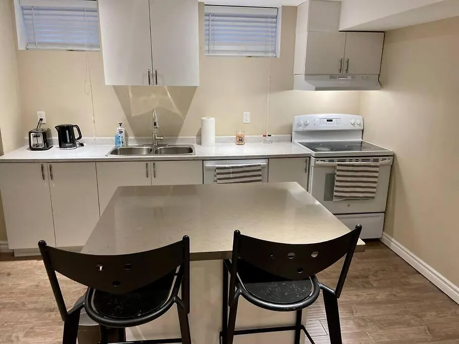 トロントCharming 2-Bdr Apt, Private Entrance, Self Check-Inアパートメント 0*, トロント カナダ