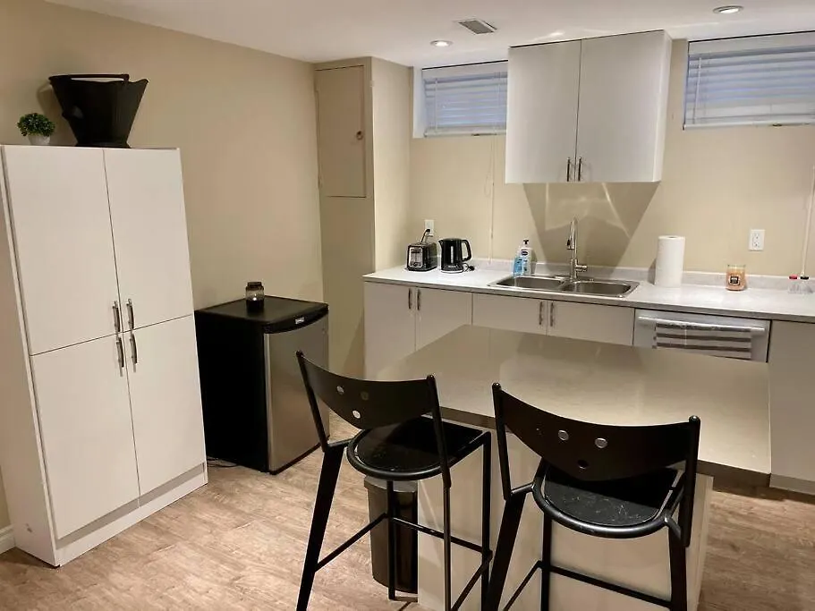 トロントCharming 2-Bdr Apt, Private Entrance, Self Check-Inアパートメント アパート トロント