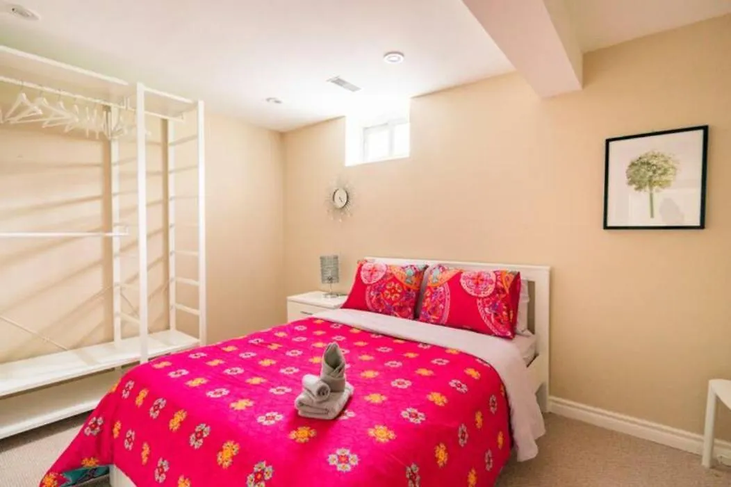 トロントCharming 2-Bdr Apt, Private Entrance, Self Check-Inアパートメント アパート トロント